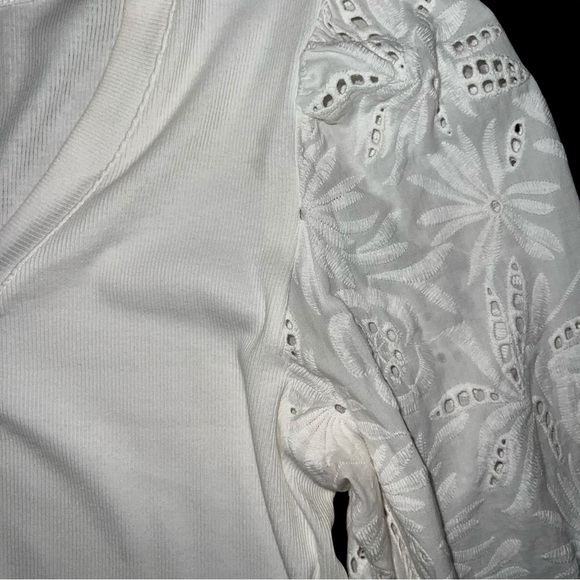 White Eyelet Sleeve Women's Top size Medium - Picture 2 of 7